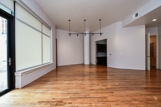 Building Photo - 5005 Hidalgo St