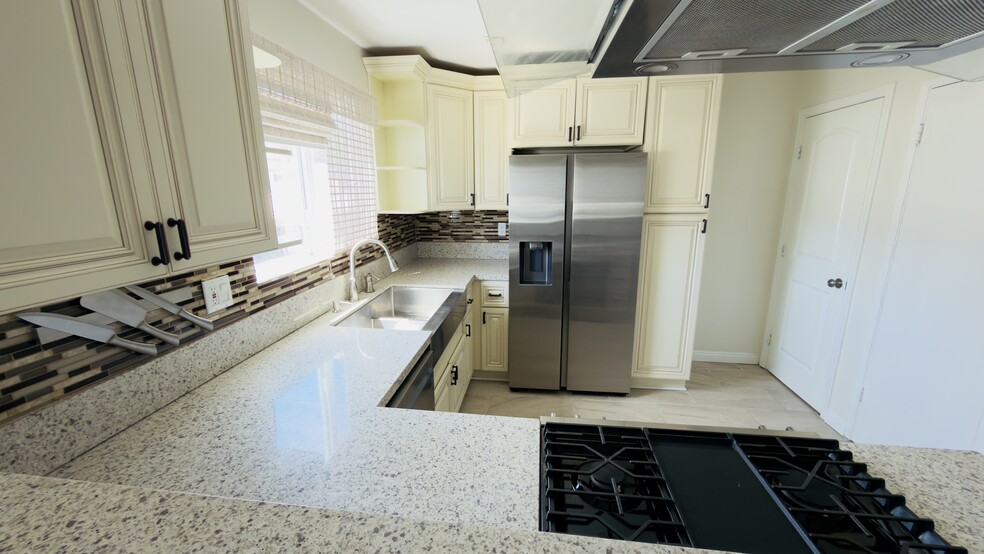 Building Photo - 18550 Hatteras St