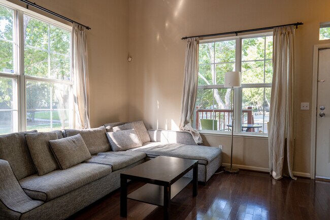 Building Photo - 1327 Auzerais Ave