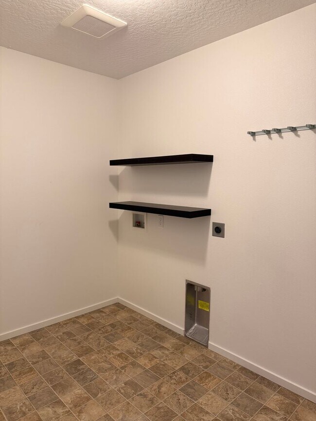 Building Photo - Beautiful Home in Montrose Community!