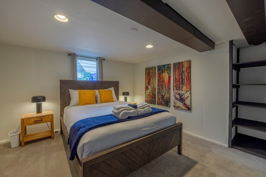 Building Photo - 356 E Utopia Ave