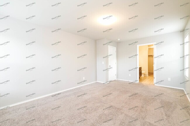 Building Photo - 734 W Lola Dr