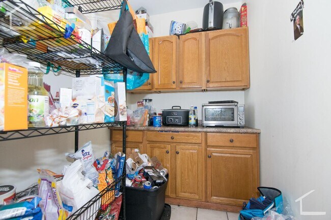 Building Photo - Huge 6 Bed 2 Bath Perfect for BU, Availabl...