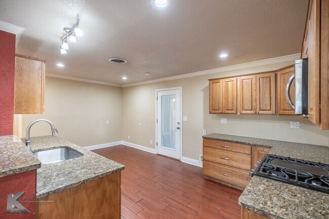 Building Photo - 3 bed, 1.5 bath, XL living room, XL garage...