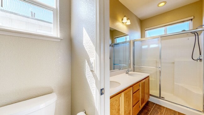Building Photo - Bright two story 3 Bedroom 2.5 Bathroom Ho...