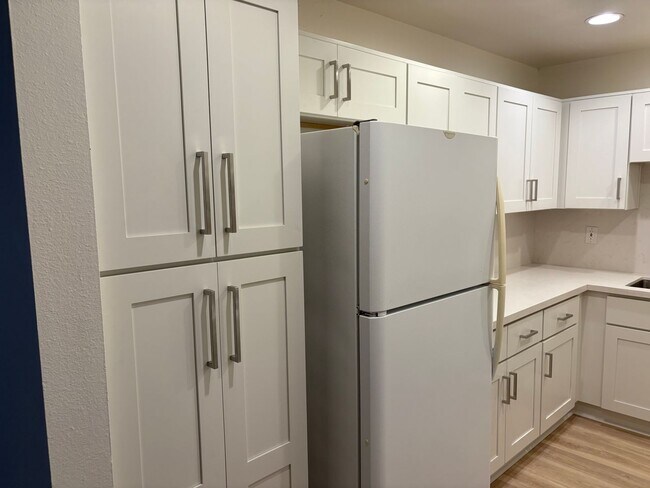 Building Photo - Spacious 2 Bedroom/ 2 Bath in the Highly D...