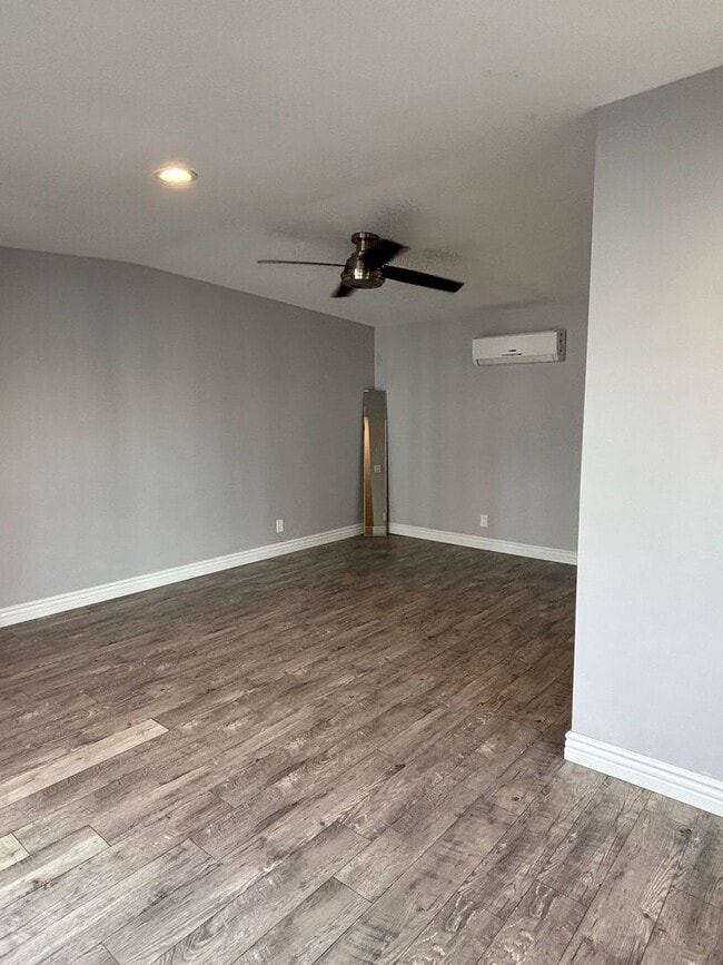 Building Photo - Charming & Private Backhouse Studio in Desirable Long Beach Neighborhood!