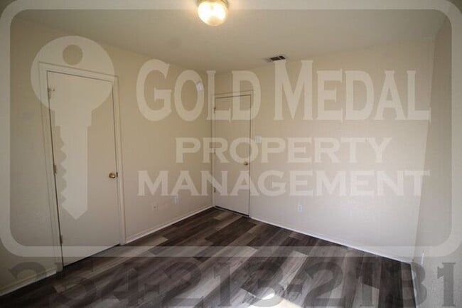 Building Photo - 2802 Alma Dr