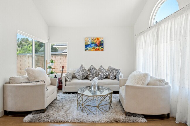 Building Photo - Luxe Spacious Home Near Parks Fully Equipped