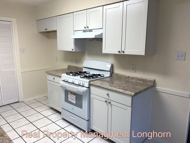 Building Photo - Beautifully Renovated 4/2 One story George...