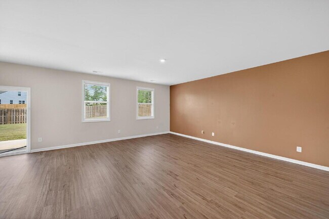 Building Photo - Like-New Harlem Home!