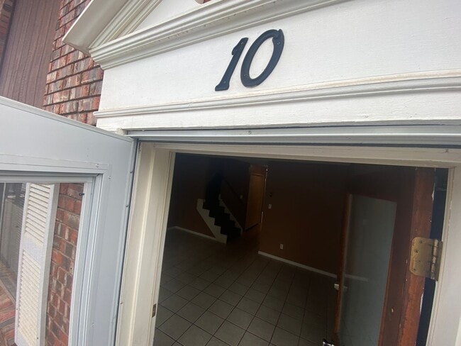 Building Photo - Two Bedroom Town Home on Florida Rd.