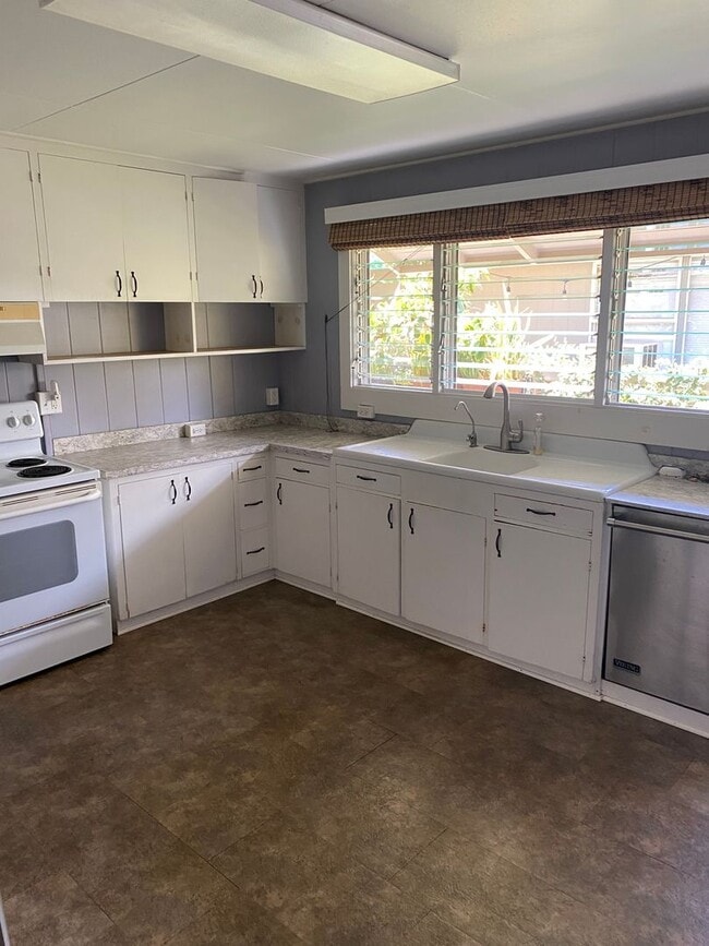 Building Photo - Pet Friendly on a Quiet Beach Lane