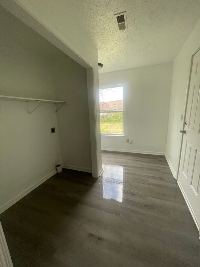 Building Photo - Available Now 3 Bedroom 2 Bath home just m...