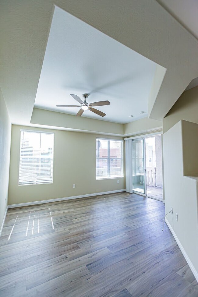 Building Photo - Top Floor 2 Bedroom Condo Located in Manha...