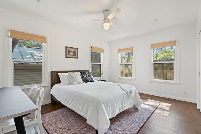 Building Photo - 2202 Montclaire St