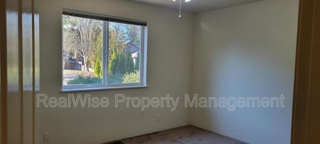 Building Photo - 1267 SW Ironwood Dr