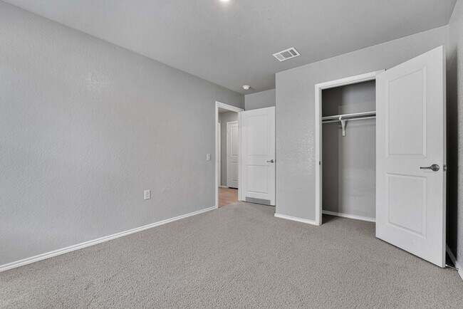 Building Photo - Charming 3 Bed 2 Bath Home in Mission Del Lago