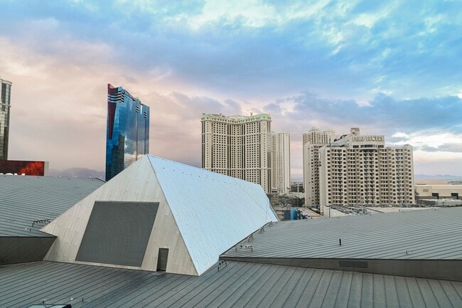 Building Photo - Studio with incredible views of the Strip!