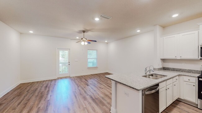 Building Photo - 3 Bedroom 2.5 Bathroom Townhome w/garage i...