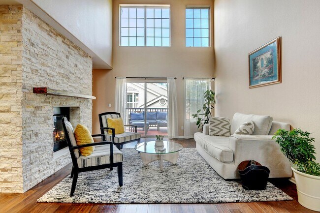 Building Photo - Beautiful luxury townhome style condominiu...