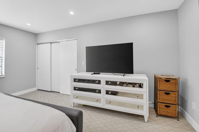 Building Photo - 9299 Vista Del Lago