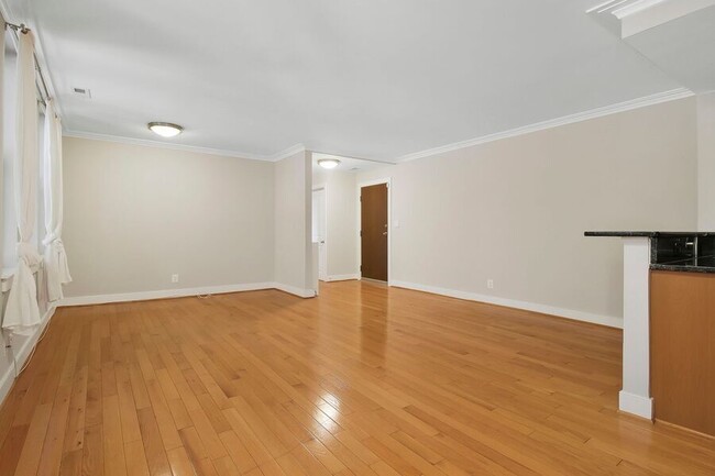 Building Photo - Sunny 3-Bedroom Corner Unit in Eckington/B...