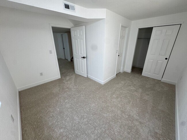 Building Photo - Completely Remodeled Home in Englewood