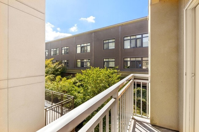 Building Photo - Beautiful 2 Bed 1.75 Bath Condo in Downtown Bellevue