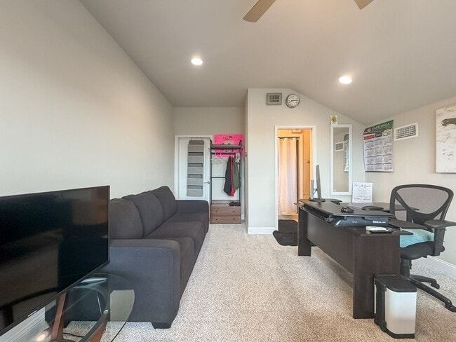 Building Photo - Modern-Luxury 5/4 in Oakmont