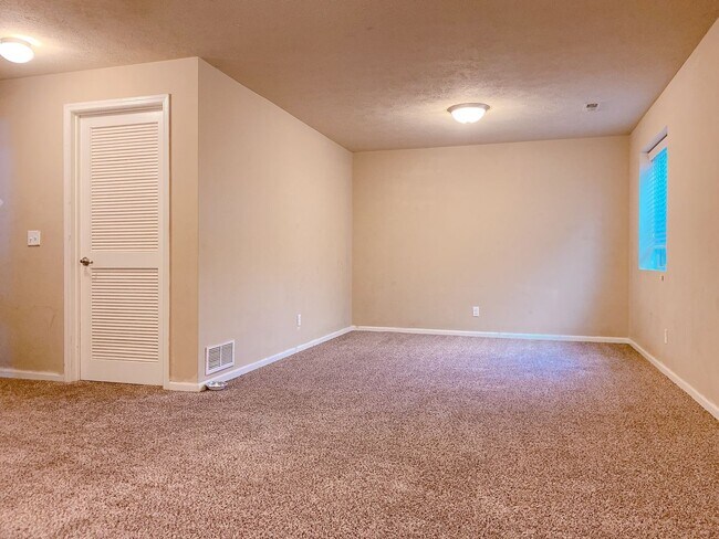 Building Photo - Beautiful 3 bed 2 bath house $1995, Glenmo...