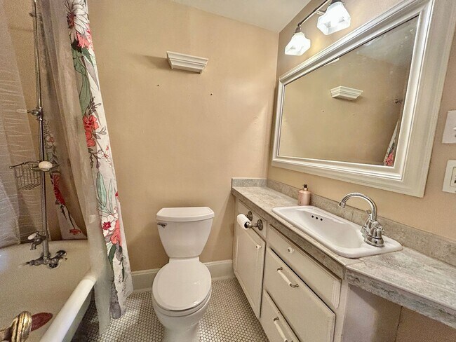 Building Photo - Charming Historic Condo in the Heart of Up...