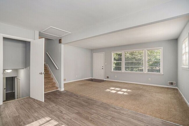 Building Photo - Renovated 4BR/2.5BA Home in Jonesboro!