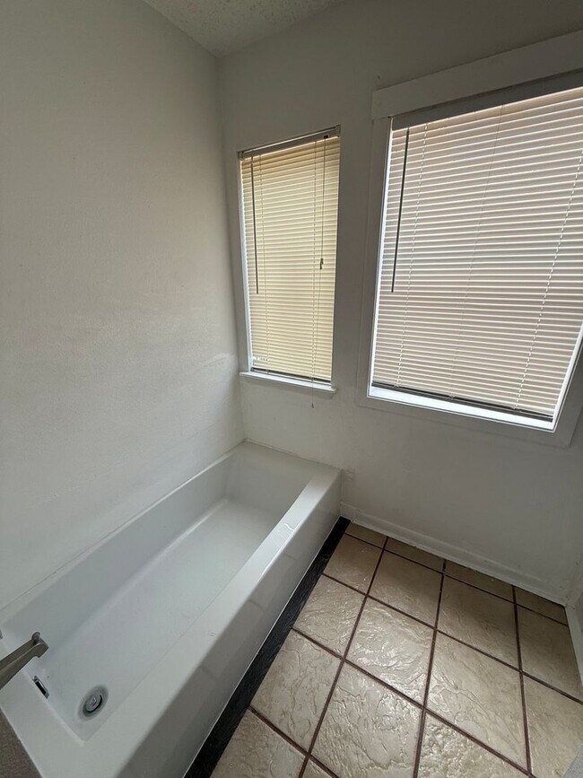 Building Photo - 3 Bedroom/2.5 Bath Silver Creek Subdivision