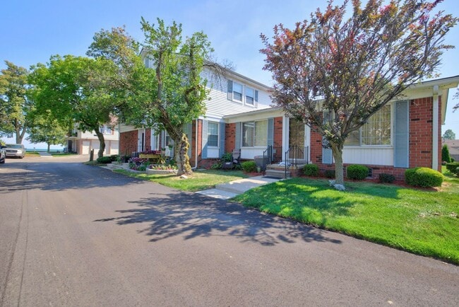 Building Photo - 26070 N Lake Dr