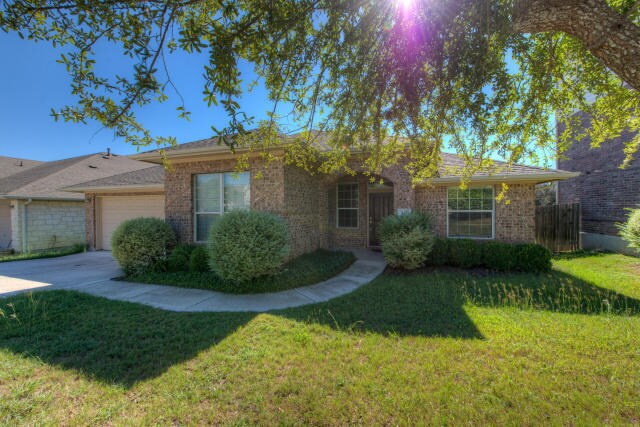 Building Photo - Classic Single Story Home In Beautiful Hil...