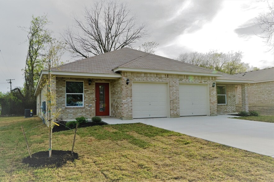 Building Photo - 128 E Ball Rd