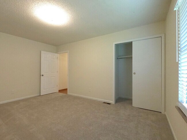 Building Photo - RANCH WITH LARGE LOT IN W. KNOX-CRESTWOOD ...