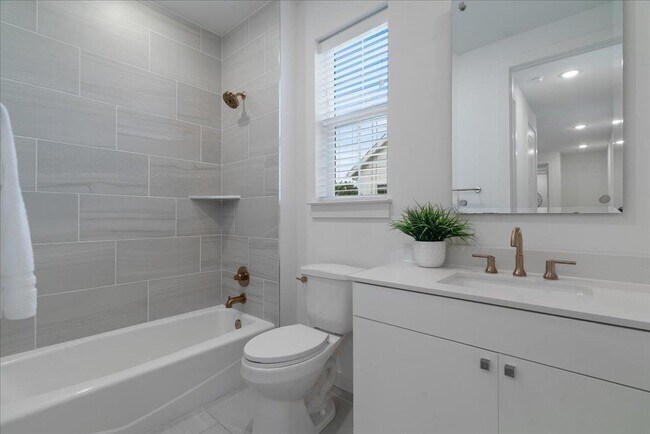 Building Photo - 2624 Metcalfe Rd