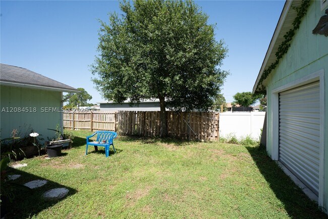 Building Photo - 618 SW Ray Ave