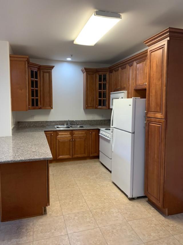 Large kitchen with granite counter tops - 13405 Burbank Blvd