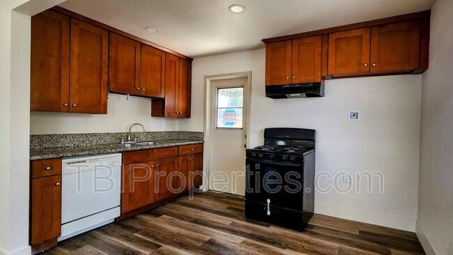Building Photo - 934 N Florence Ave