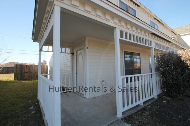 Building Photo - 2601 Bermuda Dr