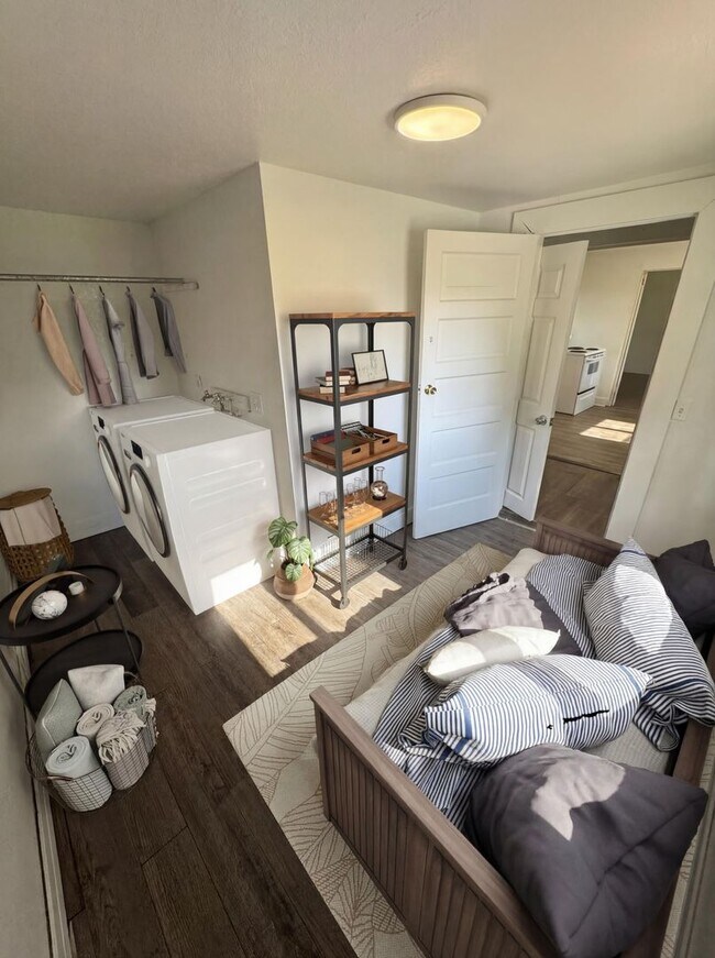 Building Photo - 6th St