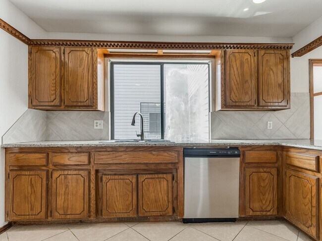 Building Photo - 3 Bed 2 bath!
