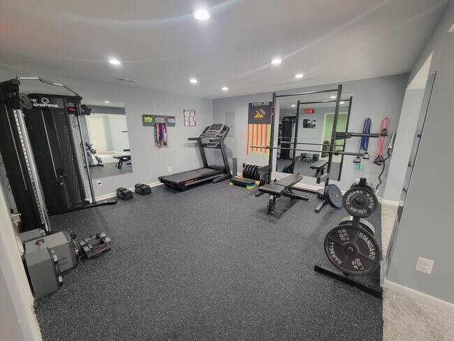 Building Photo - Gorgeous 4,000sqft  5-bed 3.5-bath Home near Chantilly Economic corridor