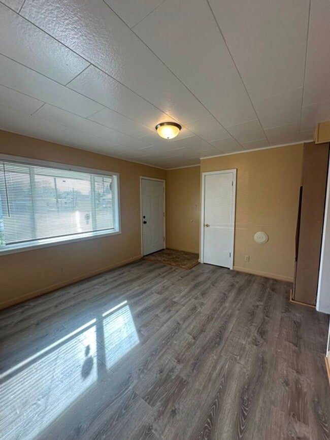 Building Photo - 2 Bedroom House