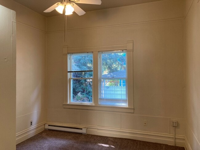 Building Photo - Campus House ~ 4 bedroom, 2 bath