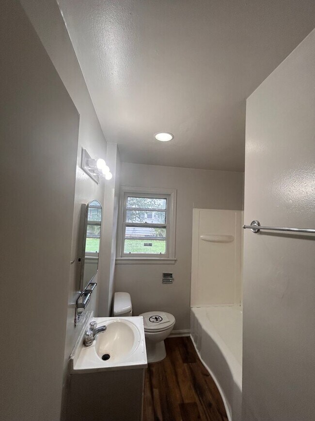 Building Photo - 4204 Robinwood Dr