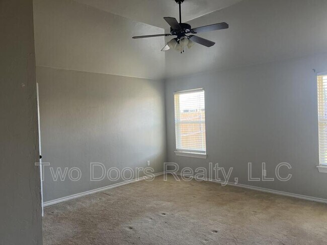 Building Photo - 901 Greenfield Ave